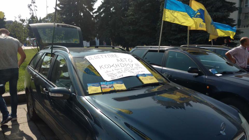Автомобилисты с «евро-номерами» начали акцию под Верховной Радой