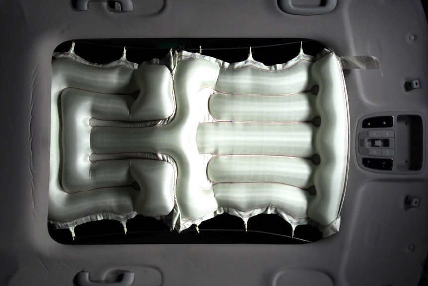 Hyundai создал подушку безопасности для панорамного люка