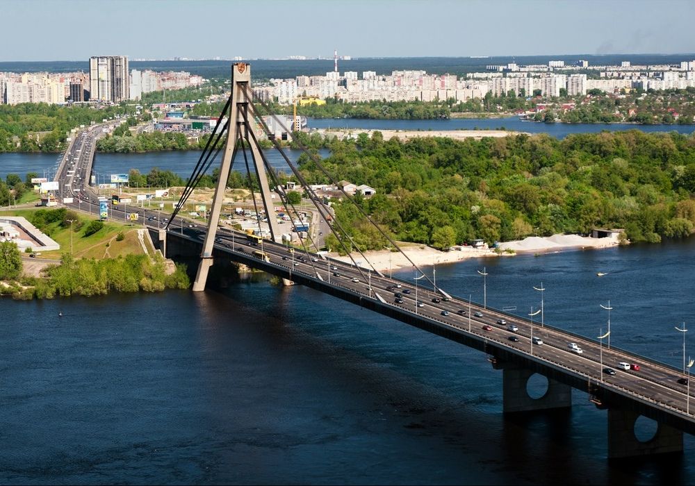 Движение транспорта по Московскому мосту ограничат 