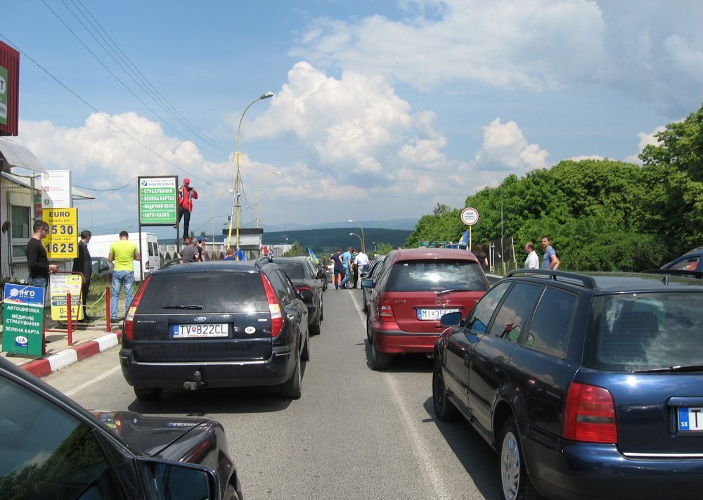 Закарпатская ОГА разрешила транзитный ввоз автомобилей на 1 год, но таможня отказала