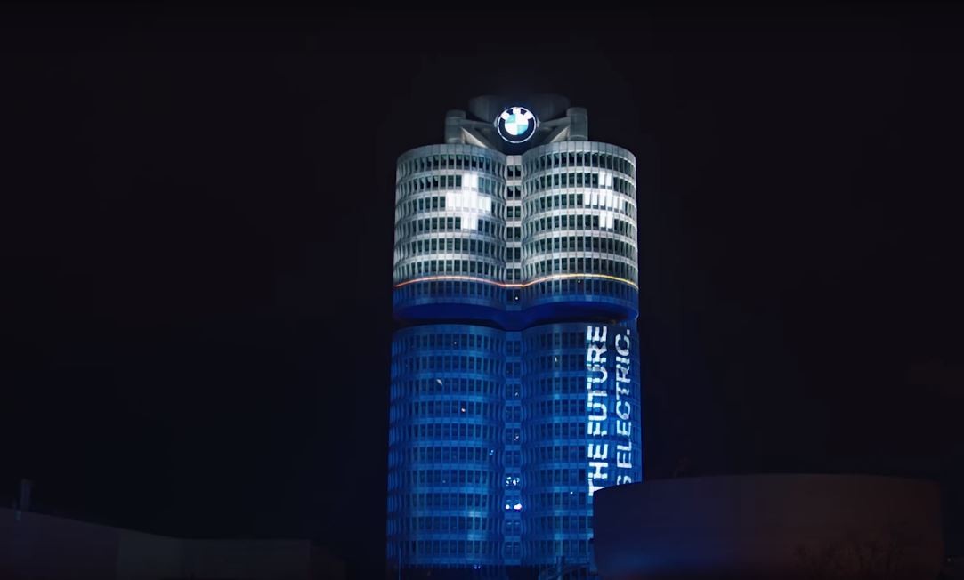 BMW превратила свою штаб-квартиру в огромную «батарейку»