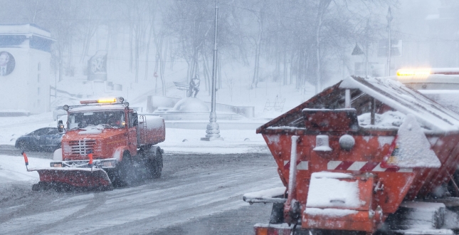 Власти Киева просят водителей воздержаться от поездок из-за сильных снегопадов 