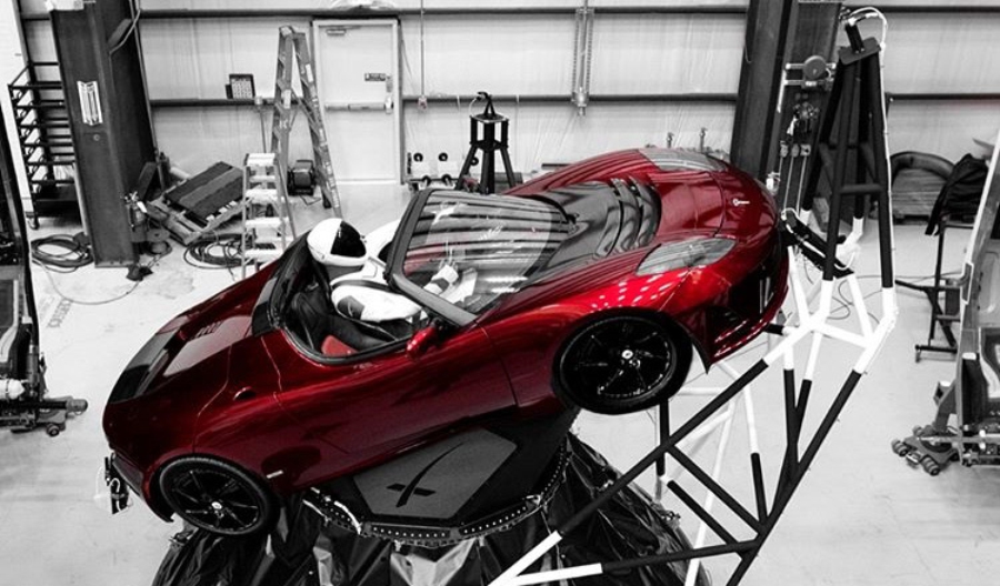 «Астронавт» SpaceX за рулём Tesla Roadster Илона Маска