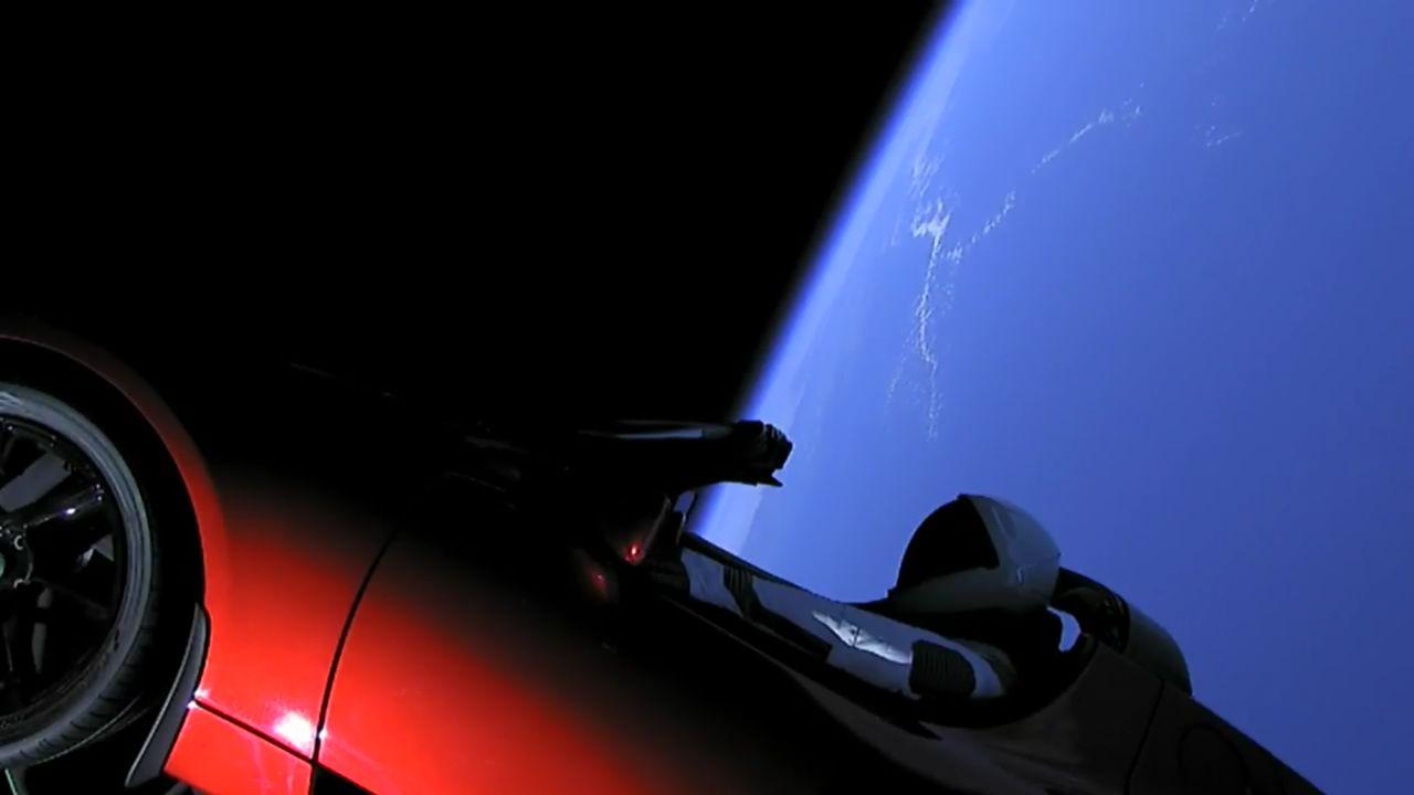 Впервые в истории легковой автомобиль отправлен в космос. Это Tesla Roadster Илона Маска