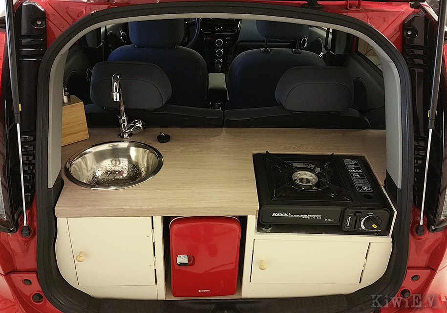 Багажник Peugeot Ion превратили в мини кухню
