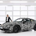 Porsche показала закамуфлированное купе 911 нового поколения