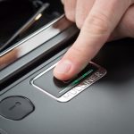 Bentley встроила в кроссовер Bentayga сканер отпечатков пальцев